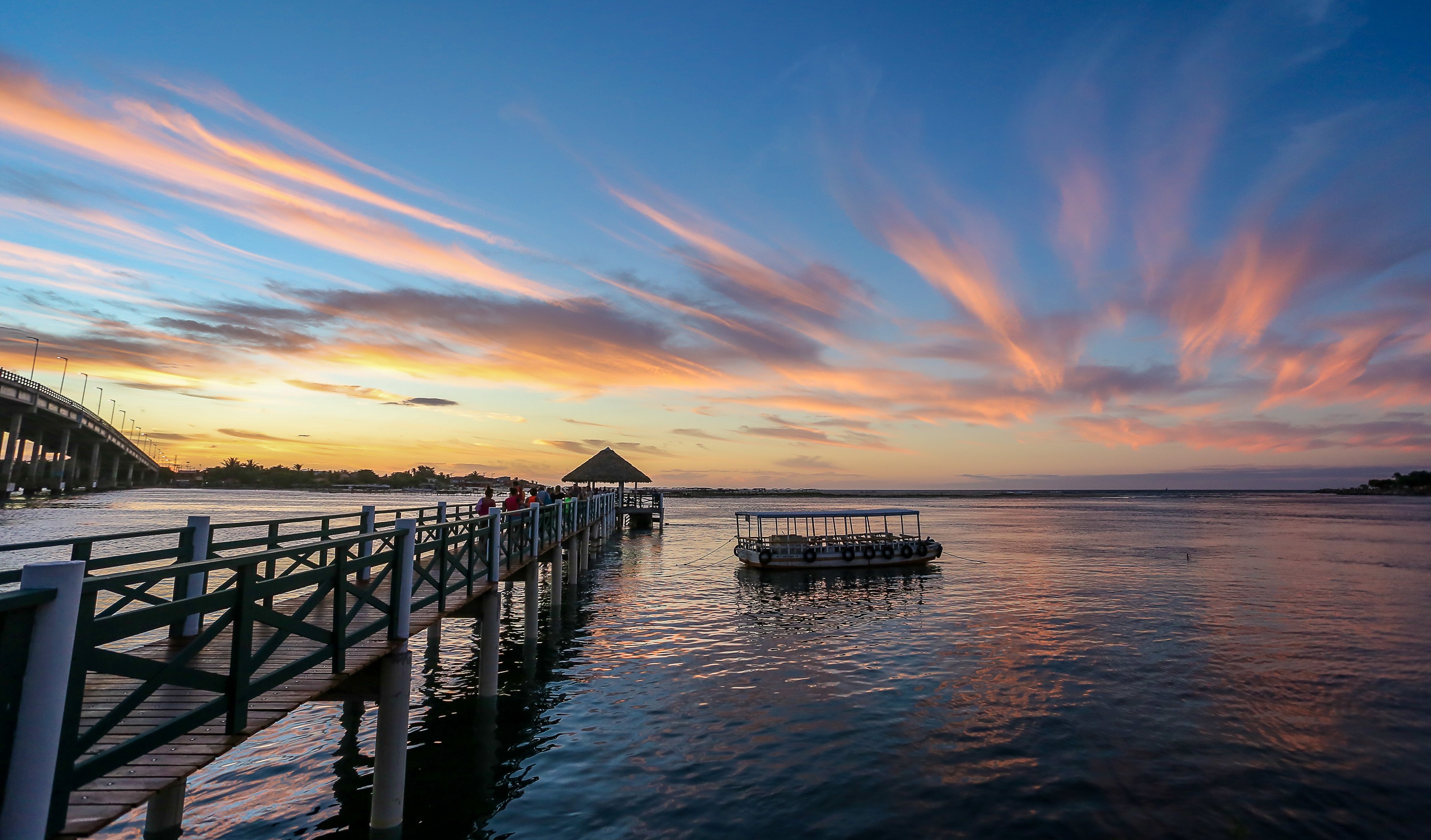 a imagem mostra o pier da barra do ceará